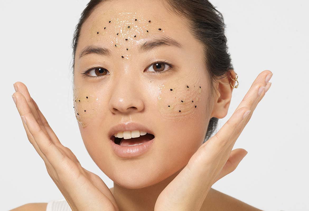 El Exfoliante Purificante Azúcares Suaves de L'Oréal Paris purifica el rostro y reduce los puntos negros mientras exfolia tu piel.
